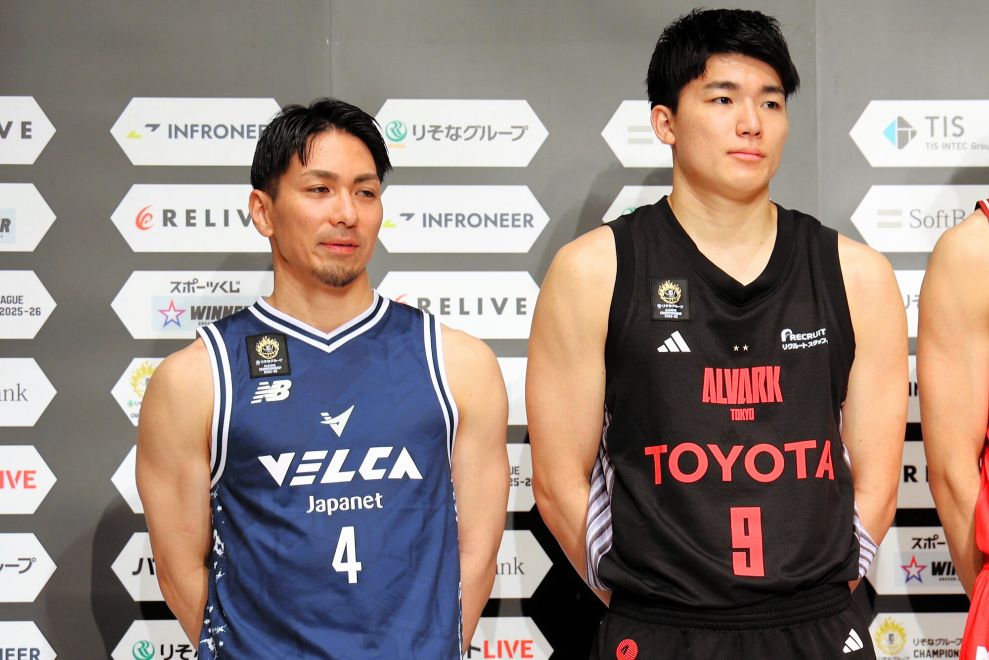 バスケットボール男子のBリーグチャンピオンシップ進出会見に臨む長崎の狩俣昌也(左)とA東京の安藤周人=2026年5月4日、東京都千代田区