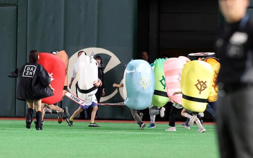 巨人対ヤクルト　接戦を演じるすしレース(撮影･浅見桂子)
