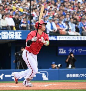 DeNA対広島　1回表広島無死満、坂倉将吾が右越えに先制満塁本塁打を放つDeNA竹田祐(撮影･千葉一成)
