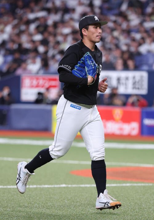 オリックス対ロッテ　7回を投げ終えたロッテ小島和哉は走ってベンチに戻る(撮影･西尾就之)