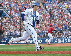 DeNA対広島　3回裏DeNA一死一、二塁、蝦名達夫が左前に適時打を放つ(撮影･千葉一成)
