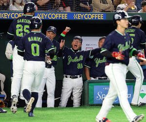 巨人対ヤクルト　3回表ヤクルト1死一、二塁、鈴木叶が3点本塁打を放ち、ガッツポーズで迎える池山隆寛監督(中央)ら(撮影･浅見桂子)