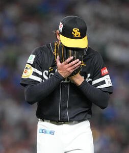 西武対ソフトバンク　初回4失点のソフトバンク徐若熙はグラブで顔を覆いながらベンチに戻る(撮影･足立雅史)