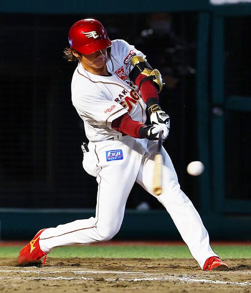 楽天対日本ハム　8回裏楽天無死、本塁打を放つ平良竜哉(撮影･野上伸悟)