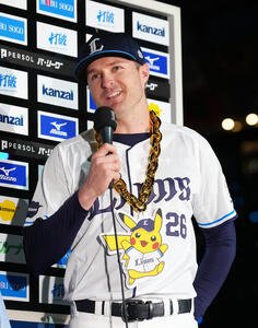 西武対ソフトバンク　お立ち台で笑顔を見せる西武タイラー･ネビン(撮影･足立雅史)