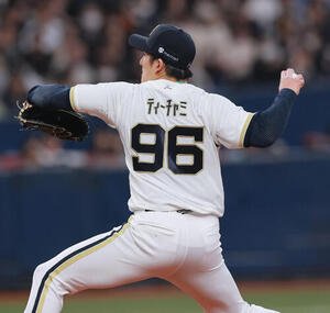 オリックス対ロッテ　特別ユニホームで投球するオリックス先発の高島泰都(撮影･上山淳一)