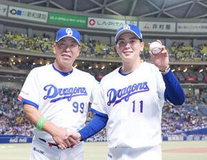中日対阪神　初勝利の中西聖輝(右)は井上一樹監督とポーズを決める(撮影･森本幸一)