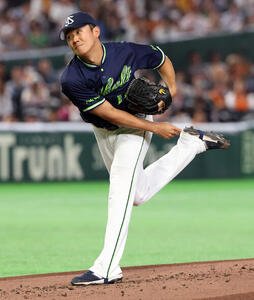 巨人対ヤクルト　力投するヤクルト先発の奥川恭伸(撮影･浅見桂子)