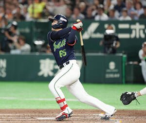 巨人対ヤクルト　3回表ヤクルト1死一、二塁、3点本塁打を放つ鈴木叶(撮影･増田悦実)