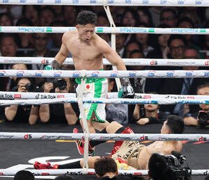 WBC世界バンタム級タイトルマッチ　3回、井岡一翔(下)から2度目のダウンを奪う井上拓真(撮影･宮地輝)