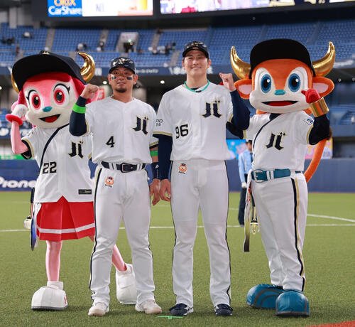 オリックス対ロッテ　ロッテに勝利し、ポーズを決めるオリックス森友哉(左)と高島泰都(撮影･上山淳一)