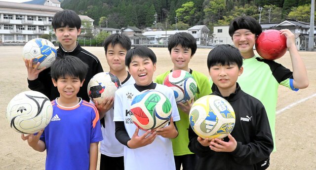 岡山県西粟倉村と周辺地域の中学生のためにできた｢BEYOND　FC｣の選手たち。後列左端が青木さん