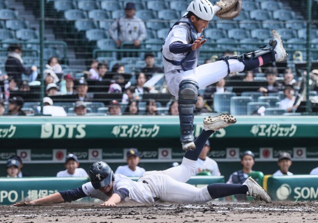 二回裏、生還する東日本選抜の東洋大牛久･阿部蒼(下)。西日本選抜の捕手、桜丘･鈴木