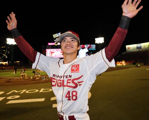 楽天対日本ハム　勝利しファンの祝福に応える楽天平良竜哉(撮影･野上伸悟)