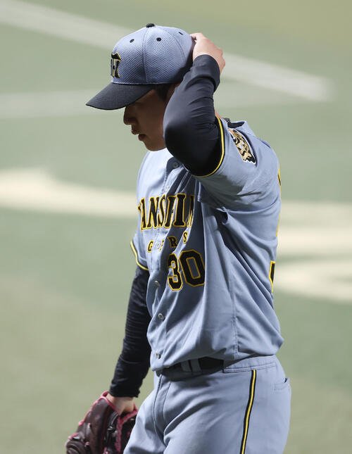 中日対阪神　1回裏を4失点で投げ終え、ベンチへ戻る阪神門別啓人(撮影･前田充)