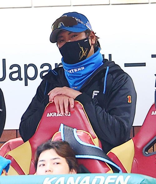 楽天対日本ハム　試合をみつめる日本ハム新庄剛志監督(撮影･野上伸悟)