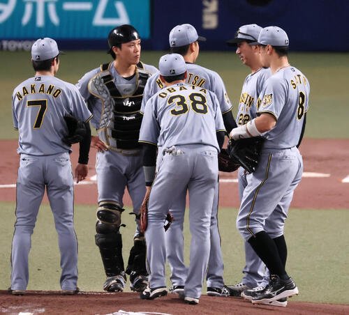 2026年5月4日、中日対阪神　1回裏中日1死二塁、藤川球児監督はマウンドの門別啓人らに声をかける。左から2人目は伏見寅威(撮影･加藤哉)