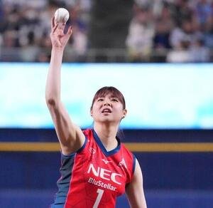 4日、始球式を行う山田二千華(撮影･森本幸一)