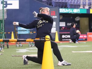 オリックス対ロッテ　午後0時半に早出特打よりも早い、個別のフリー打撃を行い午後1時からは1人ロングティーに励んだオリックス森友哉(2026年4月撮影)