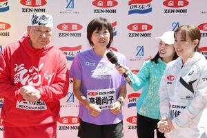 JA全農杯チビリンピック2026　誕生日を祝福され笑顔の高橋尚子さん(中央左)、左からアニマル浜口さん、1人おいて河内優美子さん、石川佳純さん(撮影･宮地輝)