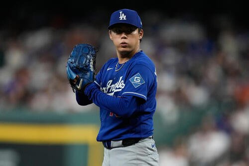 アストロズ戦で力投するドジャース山本由伸(AP)