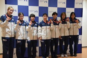 帰国したバドミントン女子日本代表　左から松本、志田、山口、五十嵐、宮崎、福島、中西