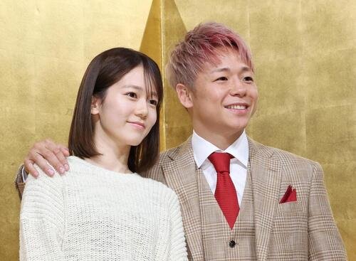 川口葵夫人(左)と記念撮影する武尊(2026年5月1日撮影)