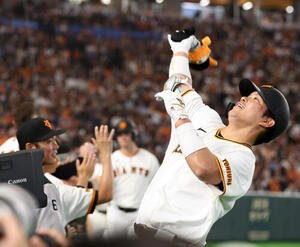 巨人対ヤクルト　4回裏巨人1死一、二塁、大城卓三は3点本塁打を放ち笑顔でナインとハイタッチ(撮影･浅見桂子)