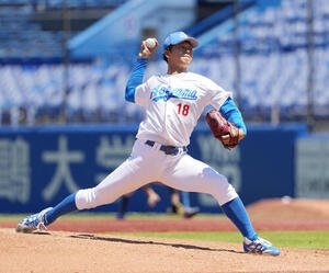 東都大学野球春季リーグ　青学大対東洋大　力投する先発の青学大･鈴木泰成(撮影･小島史椰)
