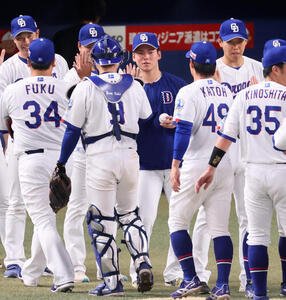 中日対阪神　阪神に勝利しウイニングボールを手にナインを迎える中日金丸夢斗(撮影･加藤哉)