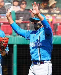 楽天対日本ハム　メンバー表の最終確認を終えファンの声援に応える日本ハム新庄剛志監督(撮影･野上伸悟)