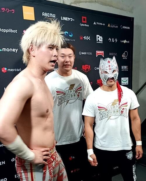 解散を回避したオール･レベリオンの(左から)清宮海斗、晴斗希、アレハンドロ