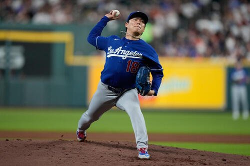アストロズ戦で力投するドジャース山本由伸(AP)