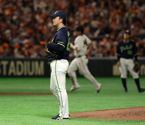 巨人対ヤクルト　4回裏巨人1死一、二塁、大城卓三(後方)に3点本塁打を許しぼうぜんとする吉村貢司郎(撮影･浅見桂子)