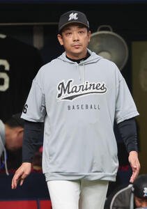オリックス対ロッテ　7回の攻撃を終え、選手交代を告げるためベンチを出るロッテのサブロー監督(撮影･西尾就之)