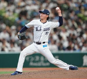 西武対ソフトバンク　7回から登板した西武浜屋将太(撮影･足立雅史)