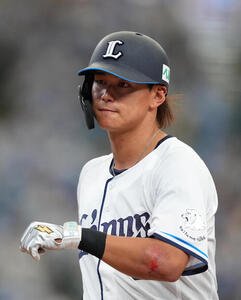 西武対ソフトバンク　5回裏西武1死一塁、西川愛也は中前打を放つ(撮影･足立雅史)