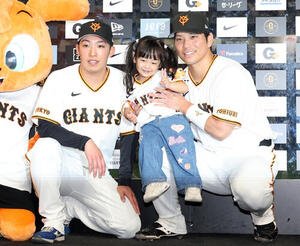巨人対ヤクルト　ヒーローインタビューで、女の子のファンと記念撮影する巨人赤星優志(左)と大城卓三(撮影･浅見桂子)