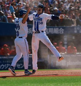 DeNA対広島　4回裏DeNA2死満塁、成瀬脩人の3点適時打で生還し雄叫びを上げる山本祐大(撮影･水谷安孝)