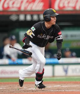 西武対ソフトバンク　5回表ソフトバンク無死、庄子雄大は二塁打を放つ(撮影･足立雅史)