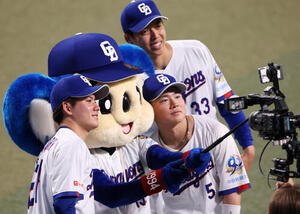中日対阪神　ドアラとスマホで自撮りする、左から中日金丸夢斗、杉浦稔大、村松開人(撮影･加藤哉)