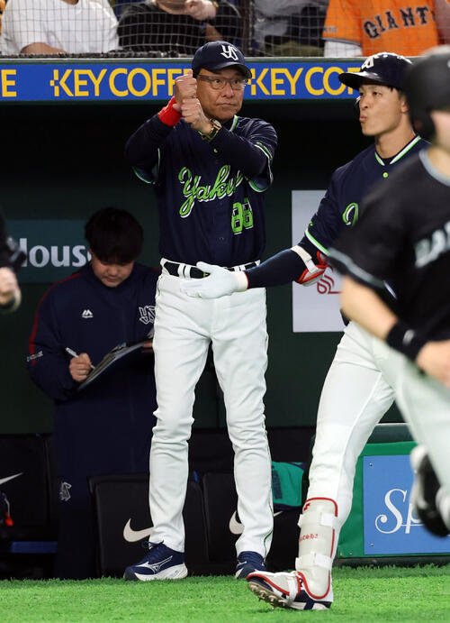 巨人対ヤクルト　6回表ヤクルト2死一塁、代打を告げる池山隆寛監督(撮影･浅見桂子)