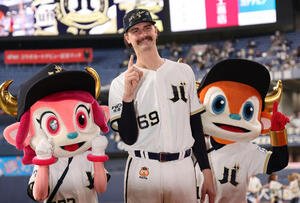 オリックス対ロッテ　初勝利を挙げたオリックスのショーン･ジェリーは、1勝ポーズで記念写真に納まる(撮影･西尾就之)
