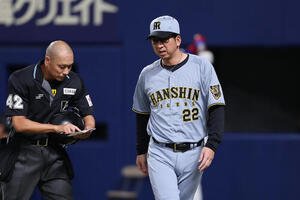 中日対阪神　4回裏中日無死一塁、投手交代を告げる藤川球児監督(撮影･前田充)