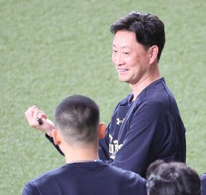 オリックス対ロッテ　オリックス岸田護監督が外野で採集したニジイロクワガタ(撮影･西尾就之)