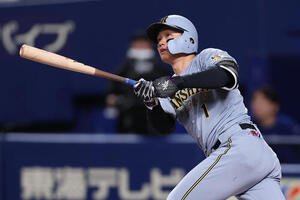中日対阪神　1回表阪神2死、左越えに先制本塁打を放つ森下翔太(撮影･前田充)