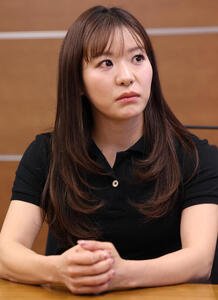 真剣な表情でインタビューに応える吉田知那美(撮影･水谷安孝)
