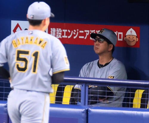 中日対阪神　4回裏中日無死一塁、降板する先発早川太貴(左)の奥でグラウンドを藤川球児監督見つめる(撮影･加藤哉)