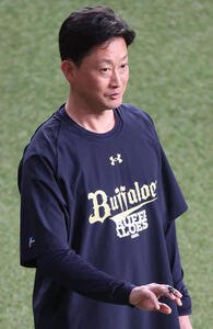 オリックス対ロッテ　オリックス岸田護監督が外野で採集したニジイロクワガタ(撮影･西尾就之)