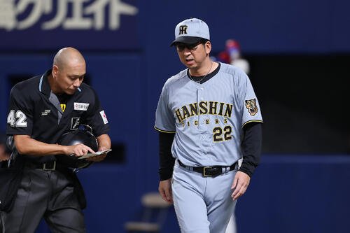 26年5月5日　中日対阪神　4回裏中日無死一塁、投手交代を告げる藤川球児監督(撮影･前田充)